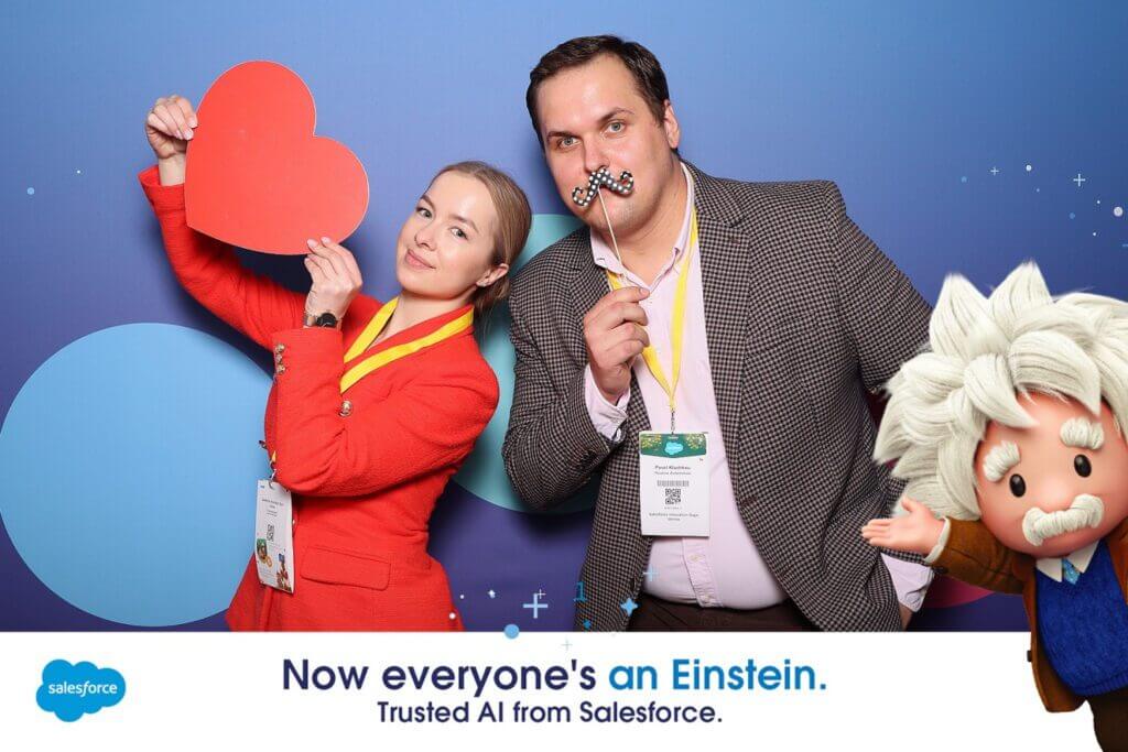 Salesforce World Tour 2023 -valokuva Pavel Klachkousta ja Maria Borakhavasta yhdessä Einstein-hahmon kanssa