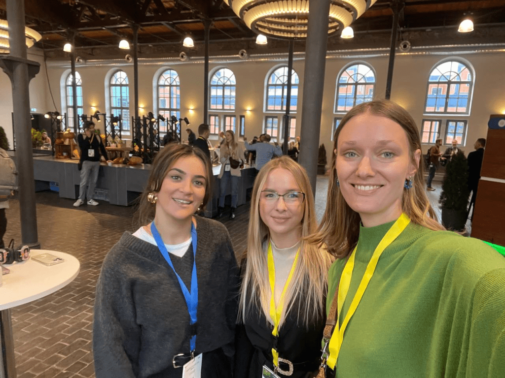 Kuva Helena Dzementejstä ja Maria Borakhavasta asiakkaiden kanssa Salesforce World Tour -tapahtumassa