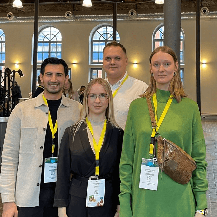 Kuva Pavel Klachkousta ja Maria Borakhavasta asiakkaiden kanssa Salesforce World Tour -tapahtumassa