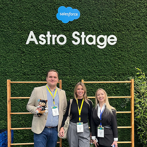 Kuva Pavel Klachkousta ja Maria Borakhavasta asiakkaiden kanssa Salesforce World Tour Düsseldorf -tapahtumassa