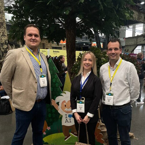Kuva Pavel Klachkousta ja Maria Borakhavasta asiakkaiden kanssa Salesforce World Tour Düsseldorf -tapahtumassa