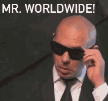 Pukuun ja aurinkolaseihin pukeutunut laulaja Pitbull sanoo itsevarmasti ”Mr. Worldwide” taustanaan teksti ”Salesforce CRM:ää käyttävät yritykset ympäri maailmaa”.