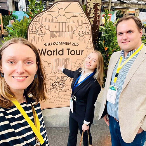 Kuva Pavel Klachkousta, Maria Borakhavasta ja Helena Dzementejstä Salesforce World Tour Düsseldorf -tapahtumassa