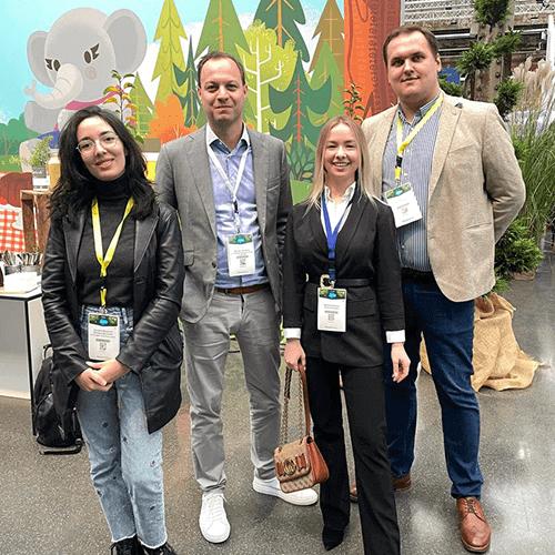 Kuva Pavel Klachkousta ja Maria Borakhavasta asiakkaiden kanssa Salesforce World Tour Düsseldorf -tapahtumassa